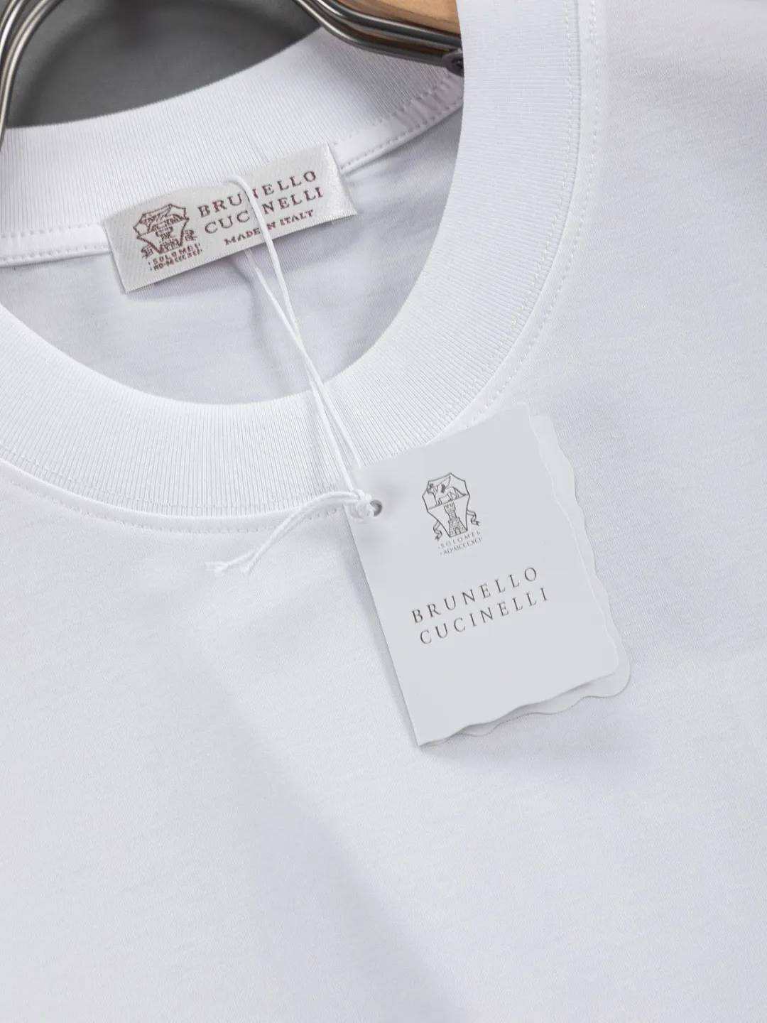 BRUNELLO CUCINELLI Brunello Cucinelli counter Same Style round neck short-sleeved T-shirt customized cotton fabric! Designed with brand logo leather tag! Strong three-dimensional effect! The overall highly breathable and soft texture is more prominent, and the full cotton texture induces extreme comfort. A must-have item for Premium people, complete with original accessories and accessories! Same Style for men and women! Color: Black White Size: S-xx L